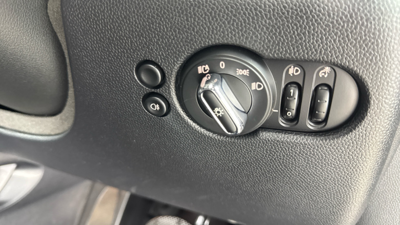 MINI Hatchback 1.5 Cooper Classic 3dr Auto [Comfort/Nav Pack] Petrol Hatchback